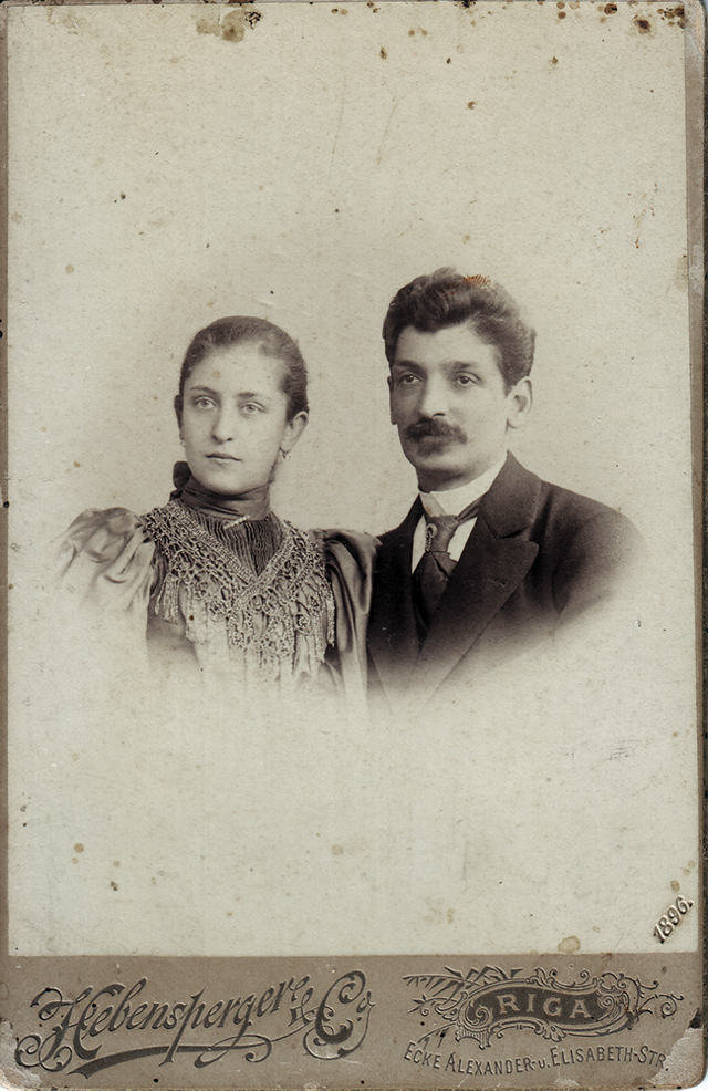 Илья Давидович Пигит (1851–1915 гг.) с женой Верой (Берухой) Исааковной Пигит, в девичестве Катлама. Рига, 1896 год. Это единственная известная фотография Ильи Пигита с женой