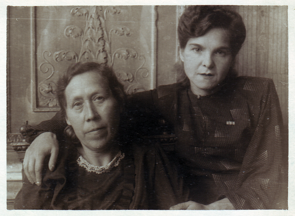 Акулина Ивановна Шелепова (род. в 1897 г., в доме проживала с 1921 года) и сестра соседки по коммуналке Валерия Кузьминична Полонская. Сидят у окна в бывшей зале. Заметный декоративный элемент — пальметта (растительный орнамент в виде веерообразного листа). 1947 г.