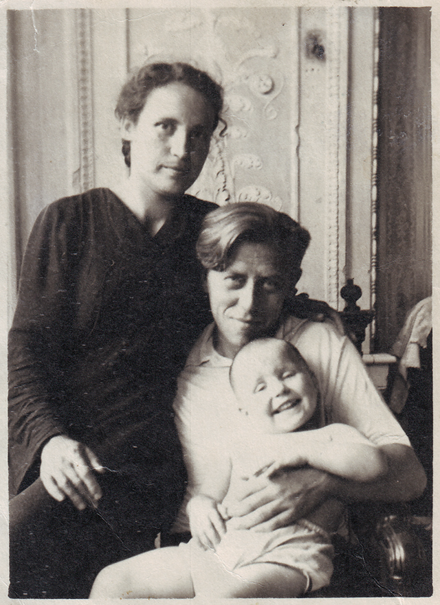 Антонина Еремеевна и Анатолий Емельянович Бочковы (сын Акулины Ивановны Шелеповой) с дочкой Неллой. Сидят у окна в бывшей зале. Заметный декоративный элемент — пальметта (растительный орнамент в виде веерообразного листа). 1947 г.