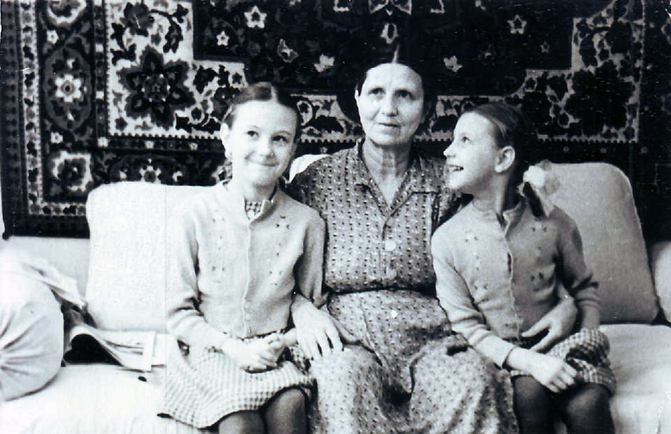 Мария Петровна Жеребцова с внучками Еленой и Ольгой в квартире № 49. 1962 год