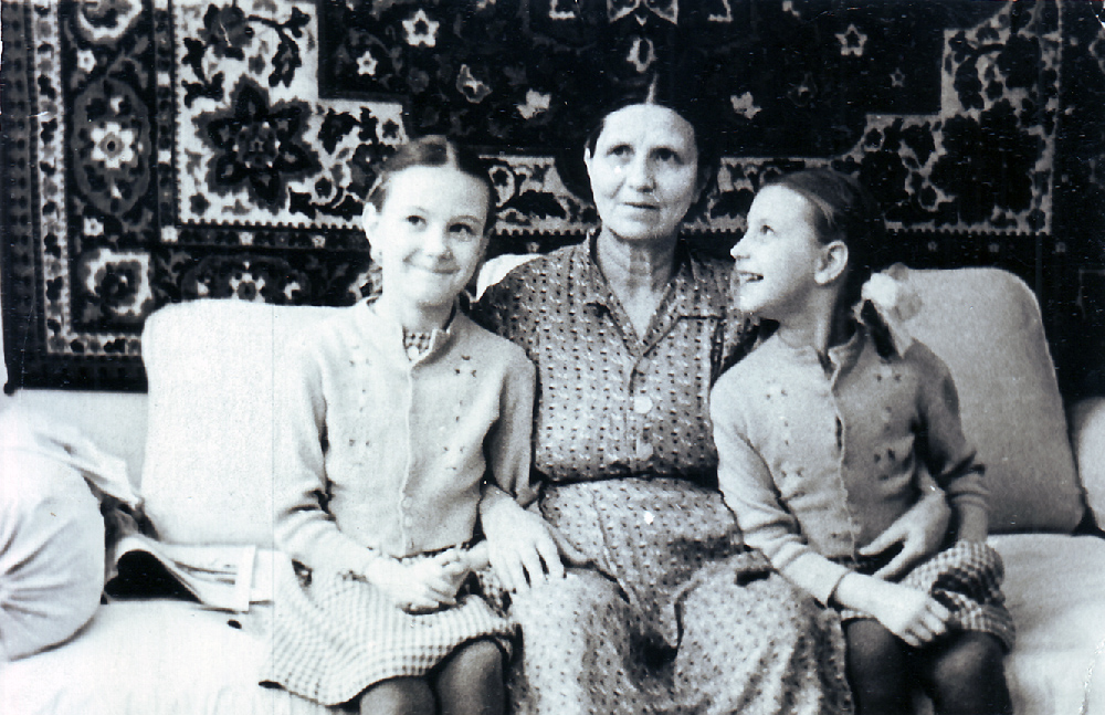 Мария Петровна Жеребцова с внучками Еленой и Ольгой в квартире № 49. 1962 год