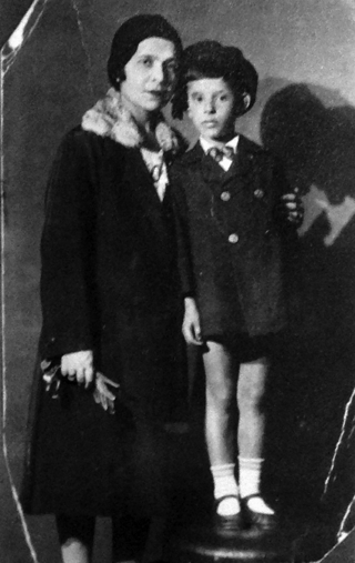 Дочь Ильи Сакизчи Марианна (в замужестве Прик) вместе с сыном Юрием (1924 г.р.). 1930-е годы. Из личного архива жительницы квартир № 53а и 45 Анны Георгиевны Костылевой