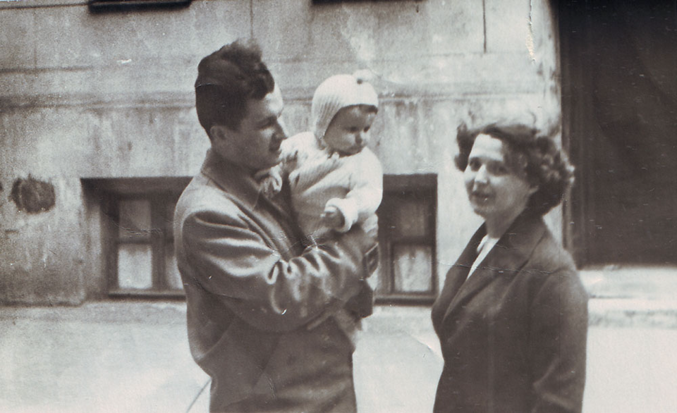 Павел и Елена Чурилины с дочерью Любовью во дворе дома. 1957 год