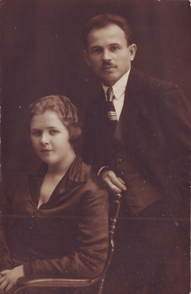 Николай Тимофеевич Захаров с женой Натальей Никитичной. 1925 год