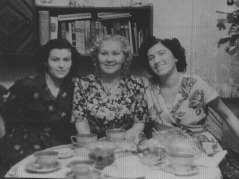 Тамара Аборкина (в девичестве Кузнецова) вместе с соседками — Клавдией Александровной Дорофеевой (работала контролером в Московском доме кино) и Валентиной Григорьевной Дорофеевой (работала официанткой в ресторане гостиницы «Националь»)
