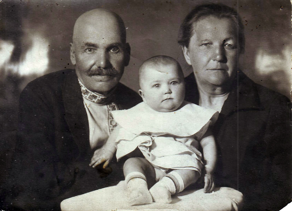 Михаил Павлович Овчинников (1869 г.р.) с женой Верой Федоровной (1875 г.р.) и внучкой Людмилой. 26 июня 1933 года