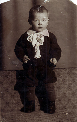 Вячеслав Жигарев в квартире № 17. Начало 1940-х годов