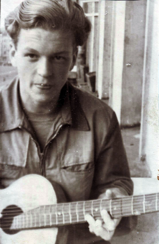 Юрий Емельянов, житель квартиры № 8, на балконе дома. 1958 год