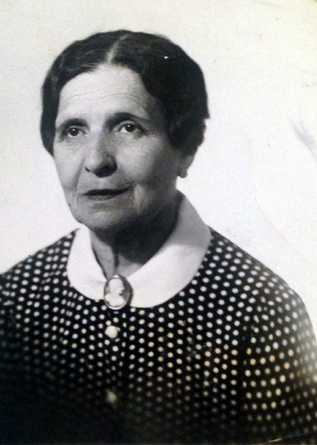 Марианна Ильинична Сакизчи (в замужестве Прик), жительница квартиры № 53, дочь дореволюционного управляющего дома караима Ильи Сакизчи. 1966 год