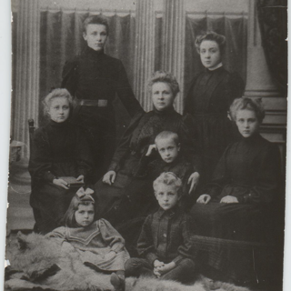 Фотокопия. Булгакова-Воскресенская Варвара Михайловна с детьми: Михаилом, Верой, Варварой, Николаем, Надеждой, Еленой, Иваном. Буча, Киевская губ. Пересъемка с фотографии 1907 г. Середина XX века