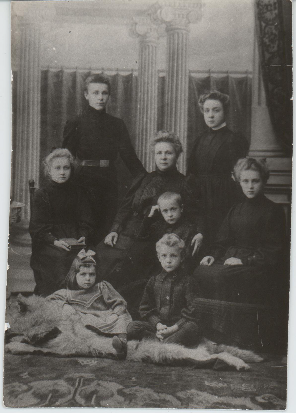Фотокопия. Булгакова-Воскресенская Варвара Михайловна с детьми: Михаилом, Верой, Варварой, Николаем, Надеждой, Еленой, Иваном. Буча, Киевская губ. Пересъемка с фотографии 1907 г. Середина XX века