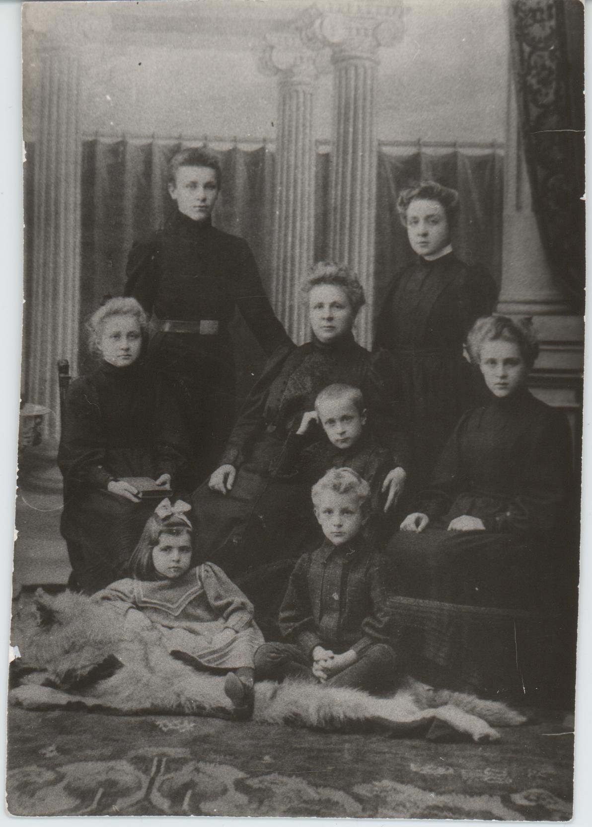 Фотокопия. Булгакова-Воскресенская Варвара Михайловна с детьми: Михаилом, Верой, Варварой, Николаем, Надеждой, Еленой, Иваном. Буча, Киевская губ. Пересъемка с фотографии 1907 г. Середина XX века