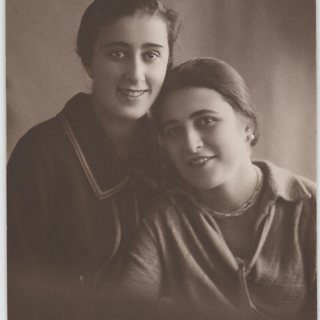 Фотография. Чимишкиан Марика и Сесиль. 20 октября 1927 г.