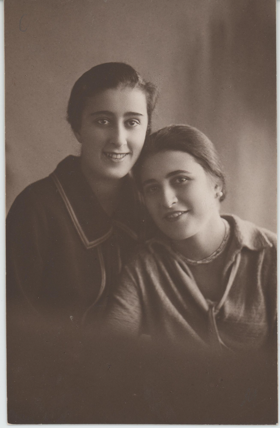 Фотография. Чимишкиан Марика и Сесиль. 20 октября 1927 г.