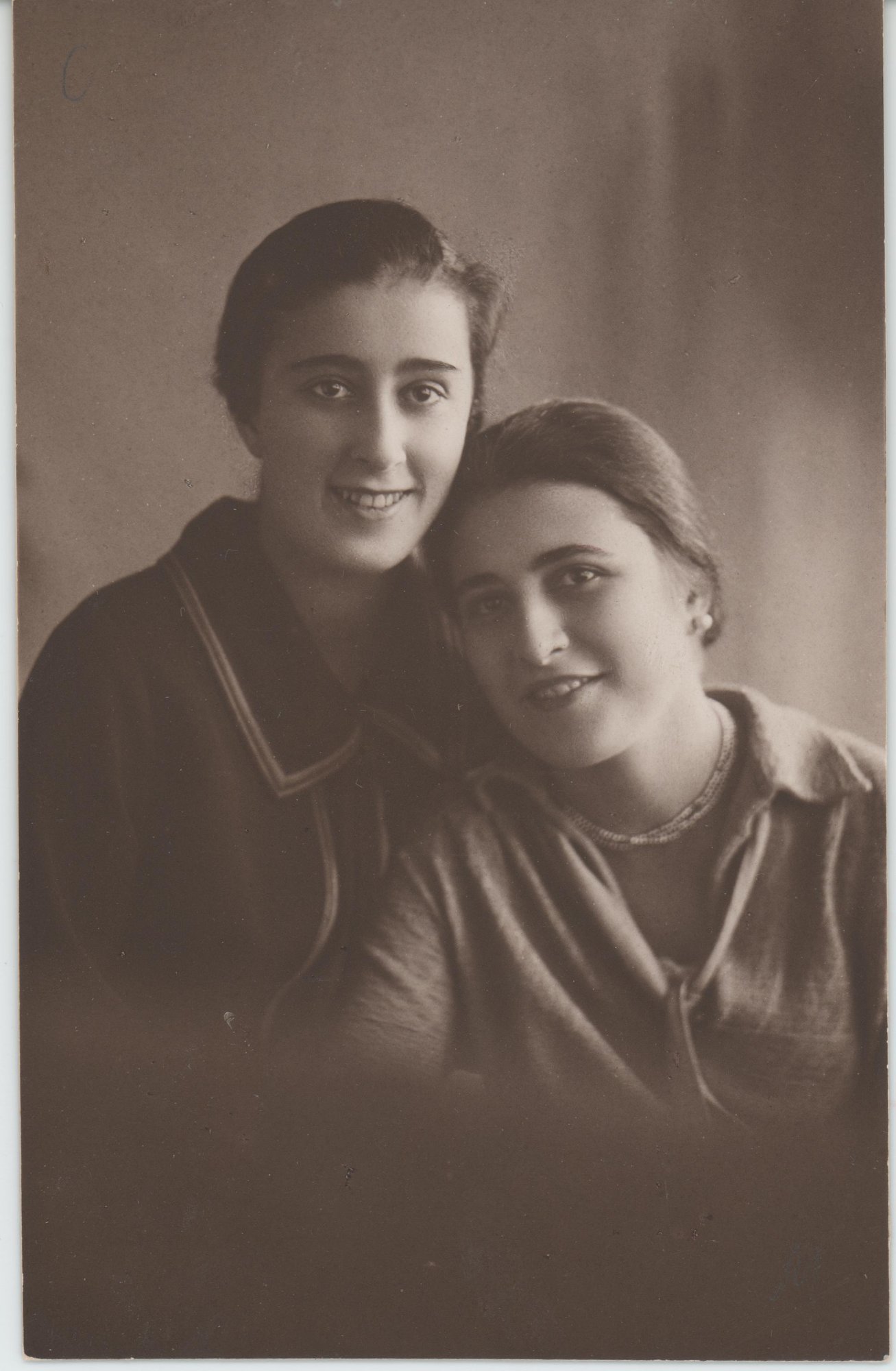 Фотография. Чимишкиан Марика и Сесиль. 20 октября 1927 г.