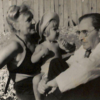 Фотография. Кисельгоф Давид Александрович и Татьяна Николаевна с ребенком на руках на пляже. 1950-е гг.