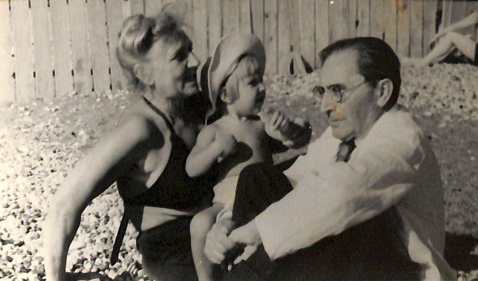 Фотография. Кисельгоф Давид Александрович и Татьяна Николаевна с ребенком на руках на пляже. 1950-е гг.