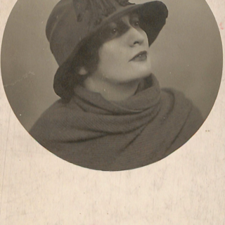 Фотография. Жданович Ангелина Ивановна (жена Ю.Л. Слёзкина). С дарственной надписью Д.М. Стонову. 1920-е годы.