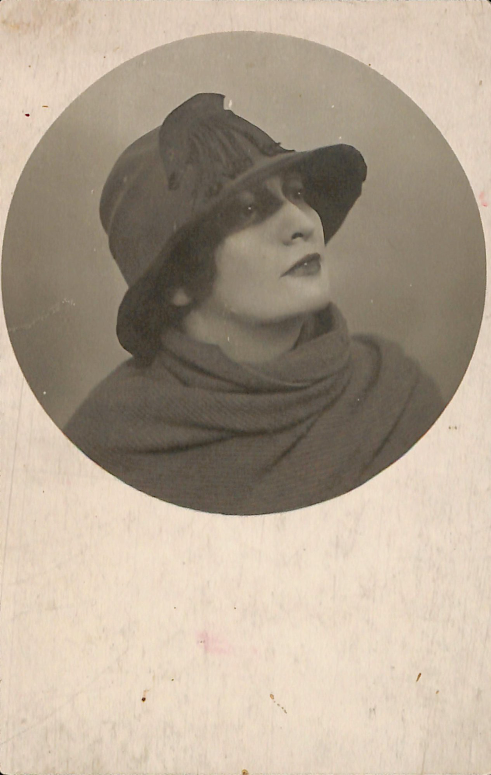 Фотография. Жданович Ангелина Ивановна (жена Ю.Л. Слёзкина). С дарственной надписью Д.М. Стонову. 1920-е годы.