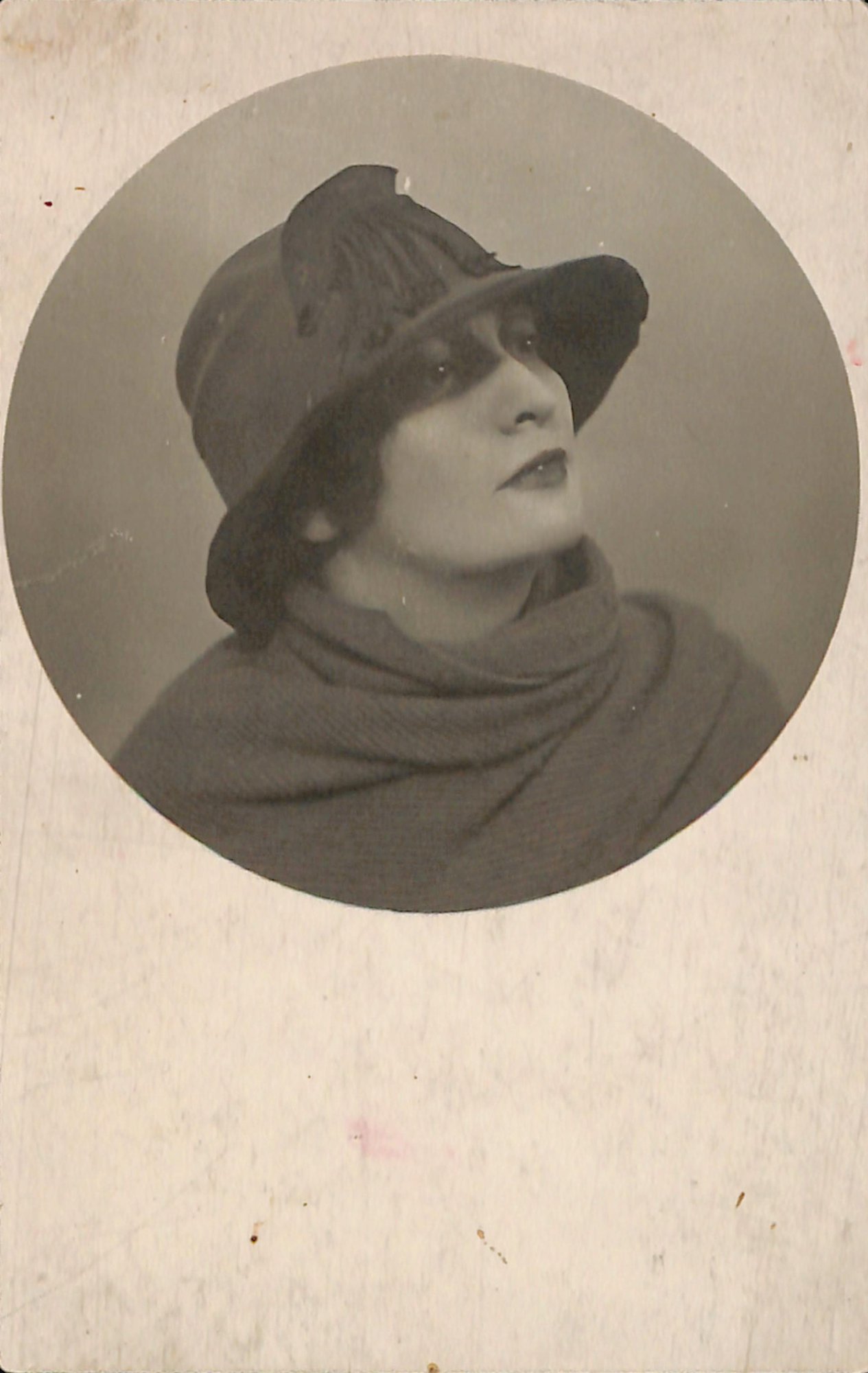 Фотография. Жданович Ангелина Ивановна (жена Ю.Л. Слёзкина). С дарственной надписью Д.М. Стонову. 1920-е годы.