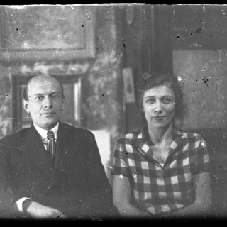 Фотопластинка. Лямин Николай Николаевич и Ушакова Наталья Абрамовна у Шапошниковых. [1932-1935 гг.]. Шапошников Б.В.
