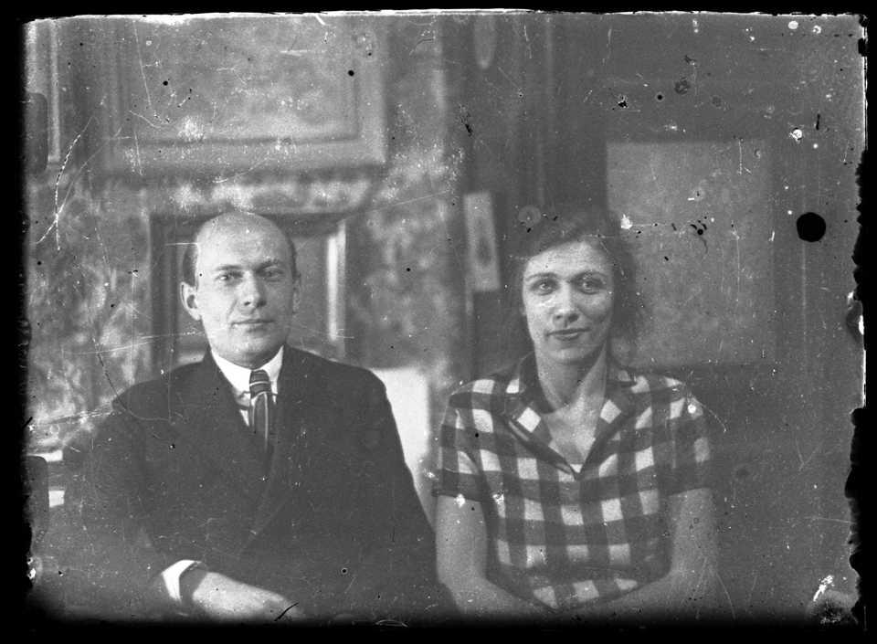 Фотопластинка. Лямин Николай Николаевич и Ушакова Наталья Абрамовна у Шапошниковых. [1932-1935 гг.]. Шапошников Б.В.