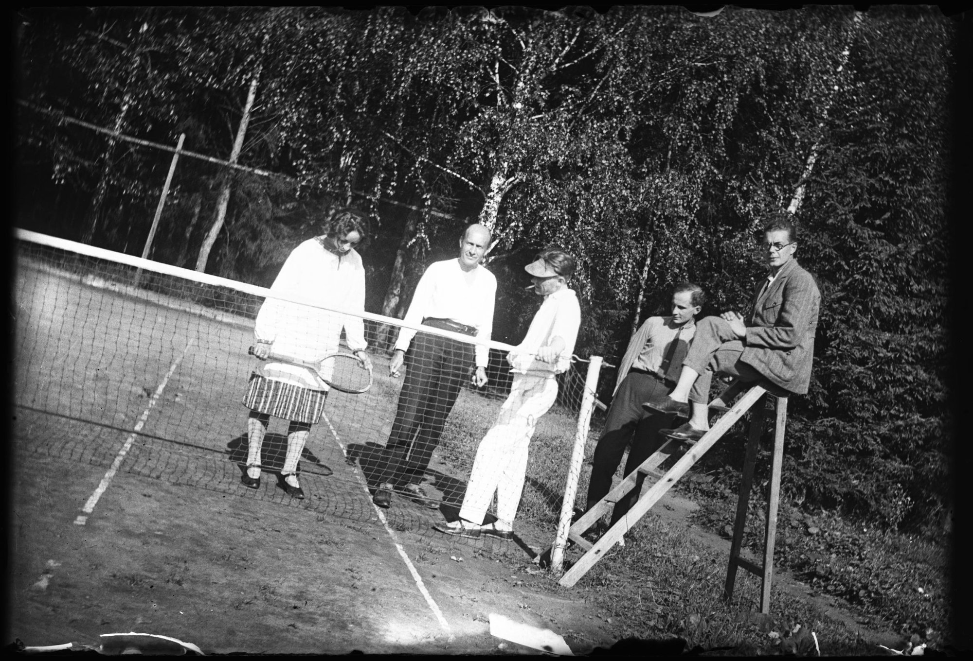 Фотопластинка. Белозерская Любовь Евгеньевна, Лямин Николай Николаевич, Булгаков Михаил Афанасьевич, Никитинский Иван Николаевич и Топленинов Сергей Сергеевич. Лето 1926 г. Ушакова Н.А.