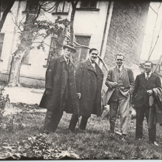 Фотография. Булгаков Михаил Афанасьевич, Долгорукий (Владимиров) Владимир Николаевич, Топленинов Сергей Сергеевич и Васильев Петр Александрович у дома, где жили Булгаковы. Малый Левшинский пер., 4. Отпечаток с негатива 1926–1927 гг. Середина XX века. Ушакова Н.А.