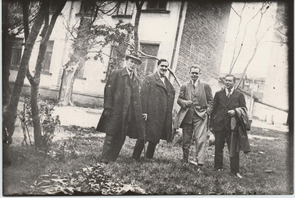 Фотография. Булгаков Михаил Афанасьевич, Долгорукий (Владимиров) Владимир Николаевич, Топленинов Сергей Сергеевич и Васильев Петр Александрович у дома, где жили Булгаковы. Малый Левшинский пер., 4. Отпечаток с негатива 1926–1927 гг. Середина XX века. Ушакова Н.А.