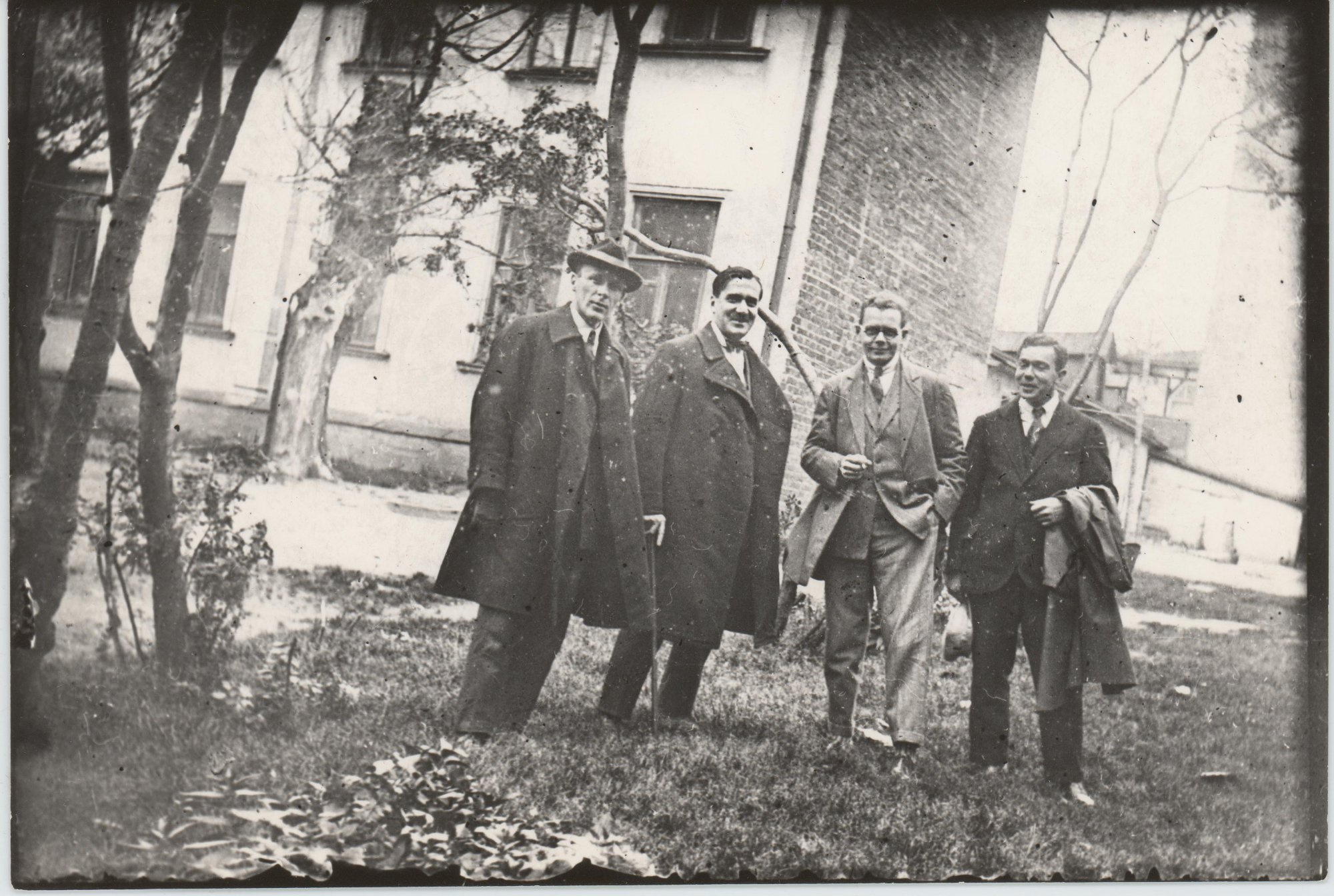 Фотография. Булгаков Михаил Афанасьевич, Долгорукий (Владимиров) Владимир Николаевич, Топленинов Сергей Сергеевич и Васильев Петр Александрович у дома, где жили Булгаковы. Малый Левшинский пер., 4. Отпечаток с негатива 1926–1927 гг. Середина XX века. Ушакова Н.А.