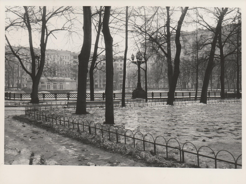 Фотография. «Мастер и Маргарита» (роман), Булгаков М.А. Вид на Патриарший пруд и павильон. [1980-1991 гг.]. Харшак А.А.