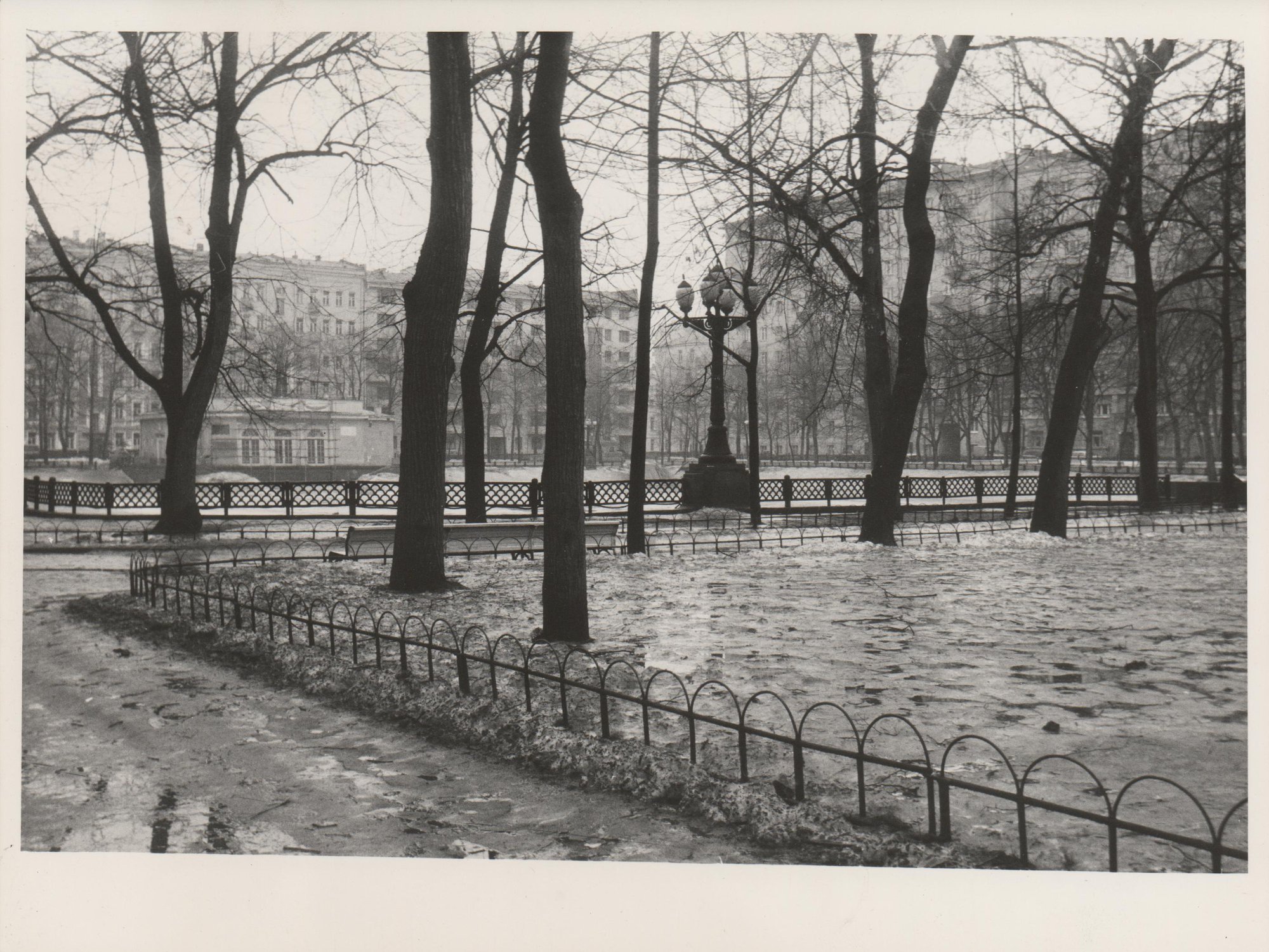 Фотография. «Мастер и Маргарита» (роман), Булгаков М.А. Вид на Патриарший пруд и павильон. [1980-1991 гг.]. Харшак А.А.