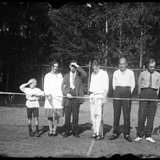 Фотопластинка. Понсов Алексей Дмитриевич, Белозерская Любовь Евгеньевна, Понсов Дмитрий Петрович, Булгаков Михаил Афанасьевич, Лямин Николай Николаевич, Никитинский Иван Николаевич и Топленинов Сергей Сергеевич. Лето 1926 г.