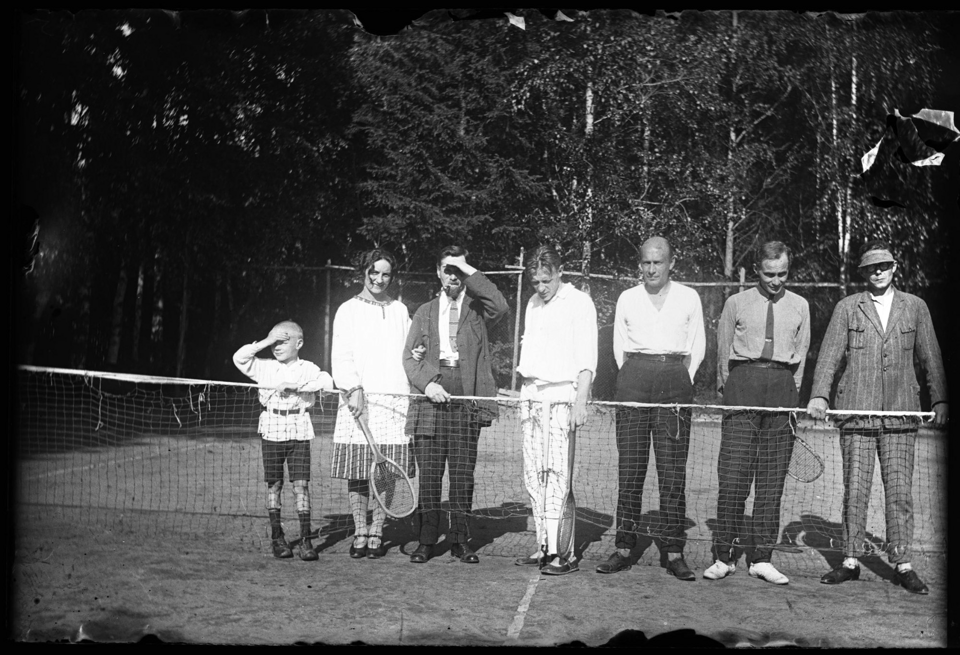 Фотопластинка. Понсов Алексей Дмитриевич, Белозерская Любовь Евгеньевна, Понсов Дмитрий Петрович, Булгаков Михаил Афанасьевич, Лямин Николай Николаевич, Никитинский Иван Николаевич и Топленинов Сергей Сергеевич. Лето 1926 г.