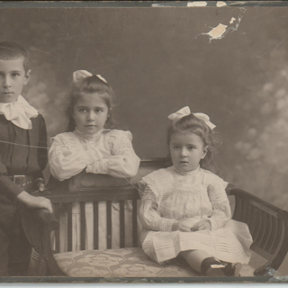 Фотография. Чимишкиан [Лев], Марика и Сесиль Артемьевны. Первая половина 1910-х годов