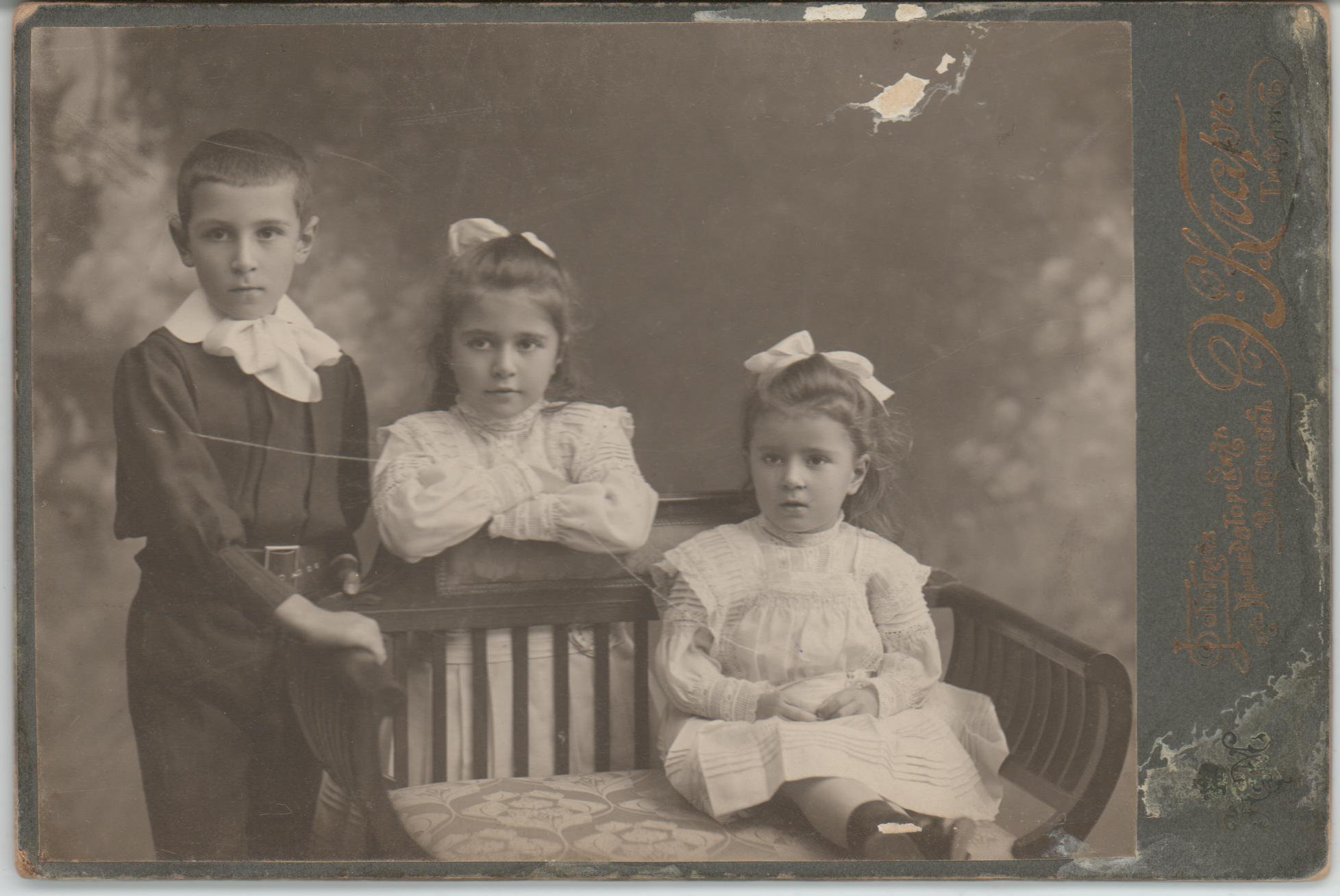 Фотография. Чимишкиан [Лев], Марика и Сесиль Артемьевны. Первая половина 1910-х годов