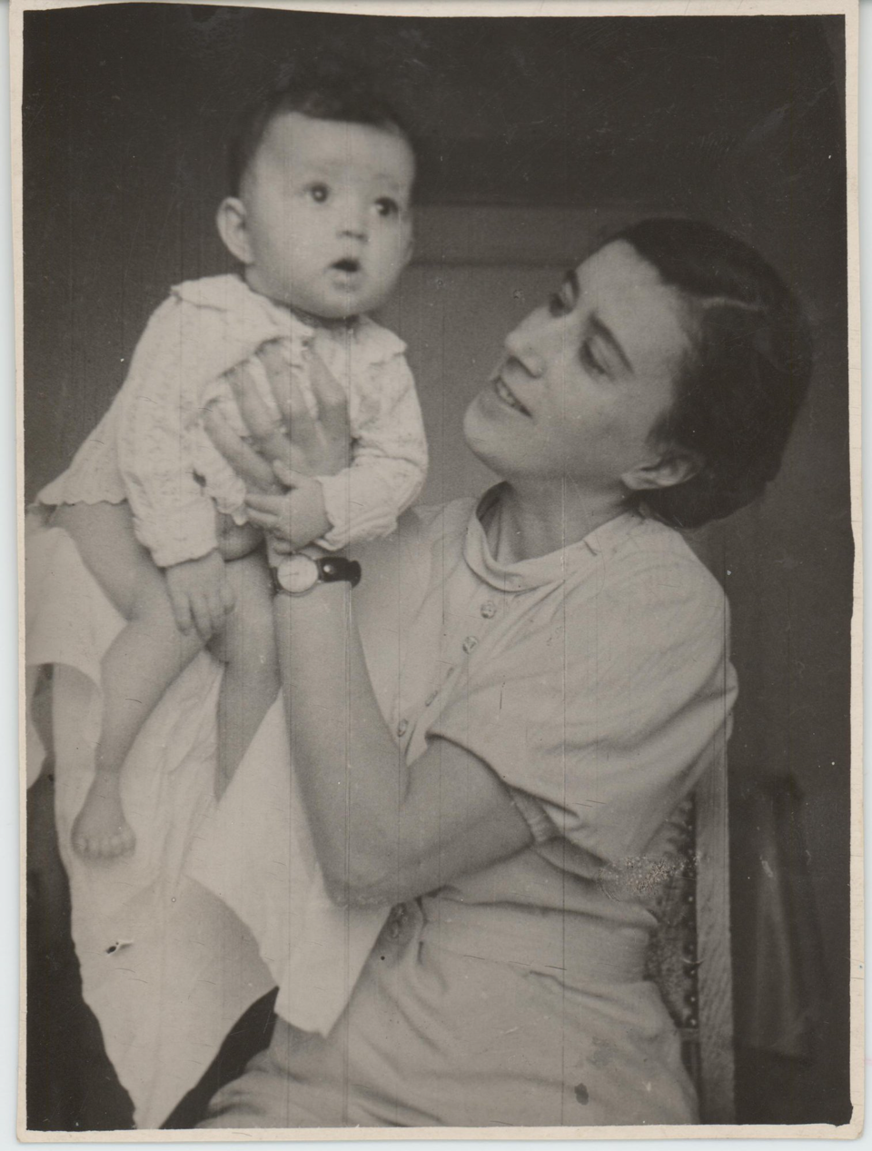 Фотография. Чимишкиан Сесиль Артемьевна с дочкой Аленой. [1930-е гг.]
