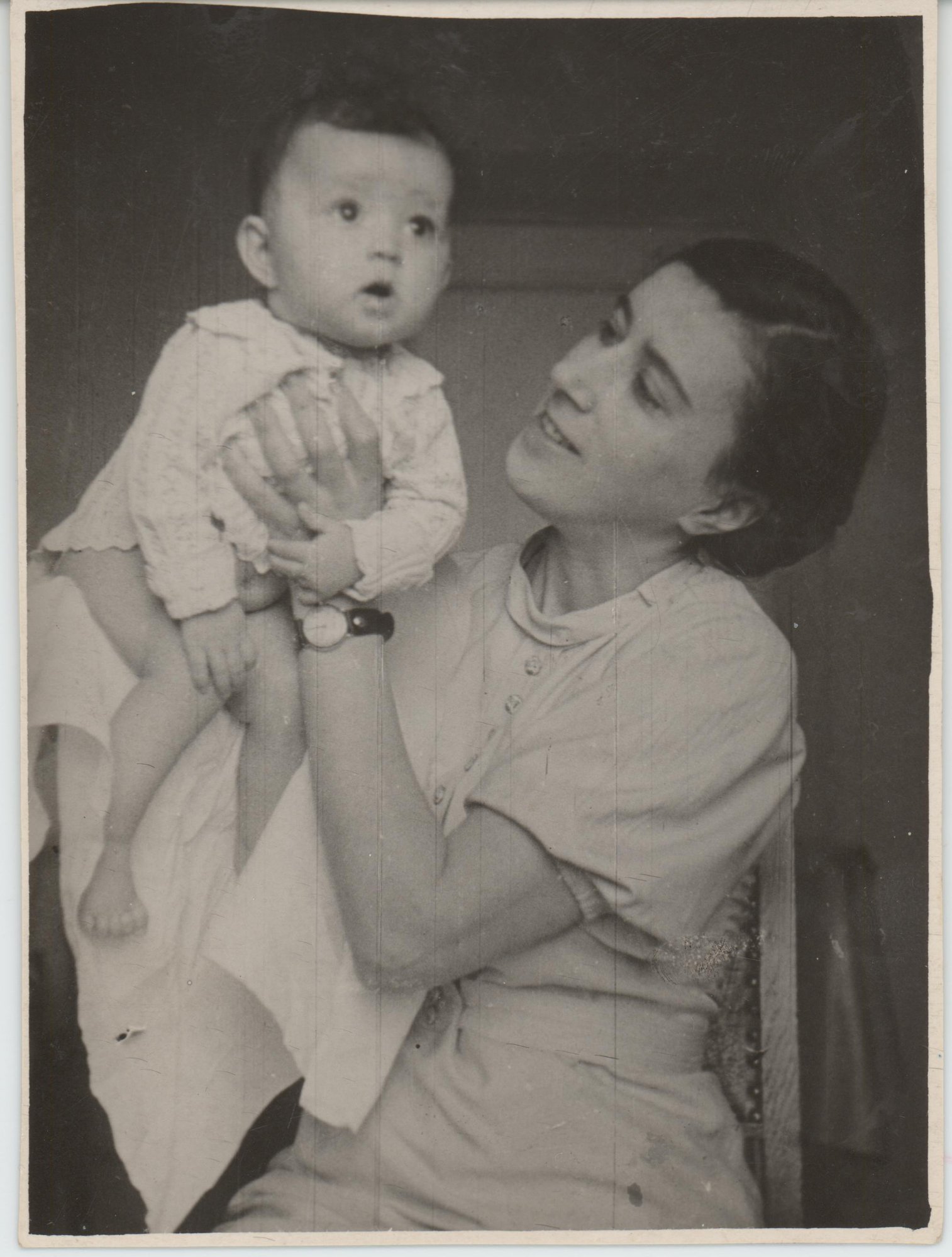 Фотография. Чимишкиан Сесиль Артемьевна с дочкой Аленой. [1930-е гг.]