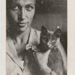 Фотокопия. Ушакова Наталия Абрамовна с кошкой Булгакова Михаила Афанасьевича Мукой. 1927 г. [1980-1999 гг.]