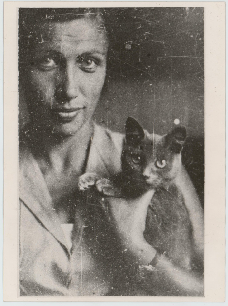 Фотокопия. Ушакова Наталия Абрамовна с кошкой Булгакова Михаила Афанасьевича Мукой. 1927 г. [1980-1999 гг.]