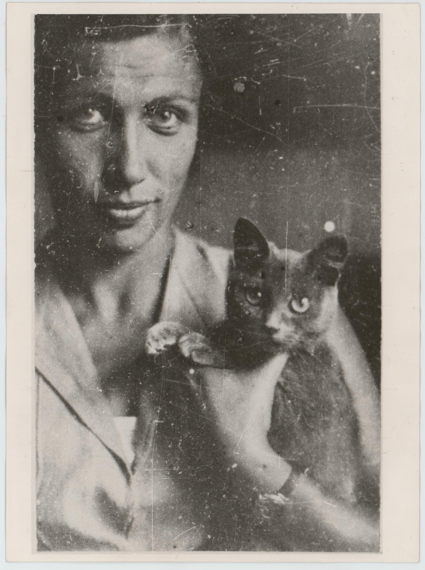 Фотокопия. Ушакова Наталия Абрамовна с кошкой Булгакова Михаила Афанасьевича Мукой. 1927 г. [1980-1999 гг.]