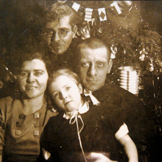 Фотокопия. Светлаева Елена Афанасьевна, Светлаева Варвара Михайловна, Земский Андрей Михайлович, Светлаев Михаил Васильевич. Пересъемка с фотографии [1930-х гг.]. 2000 г.