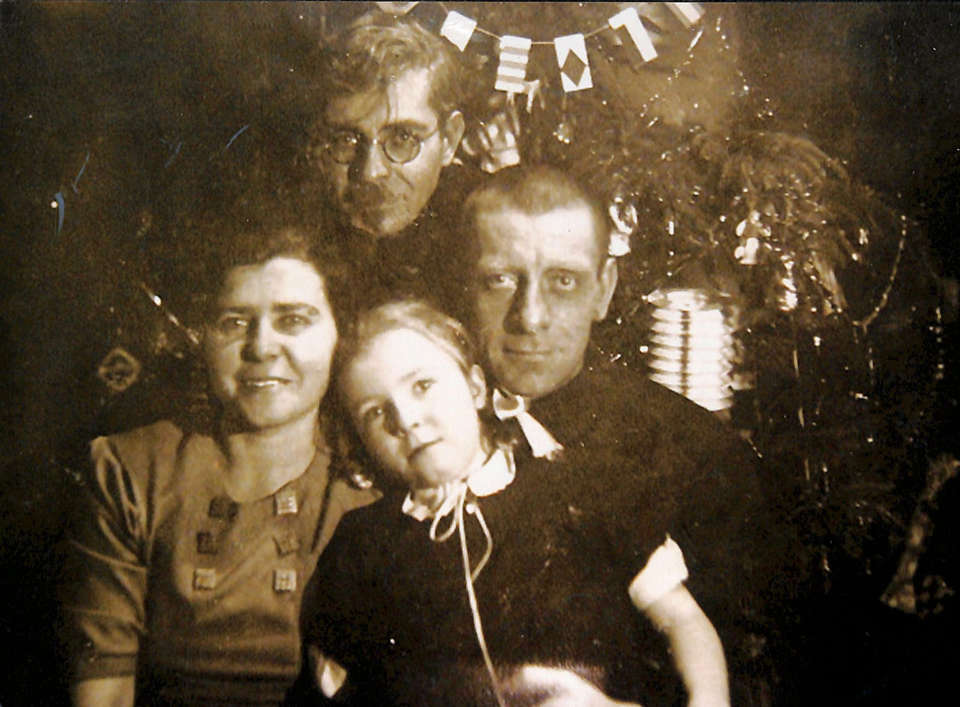 Фотокопия. Светлаева Елена Афанасьевна, Светлаева Варвара Михайловна, Земский Андрей Михайлович, Светлаев Михаил Васильевич. Пересъемка с фотографии [1930-х гг.]. 2000 г.
