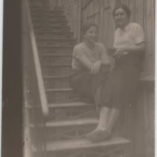 Фотография. Чимишкиан Мадлен и Сесиль Артемьевны. Май 1940 г.