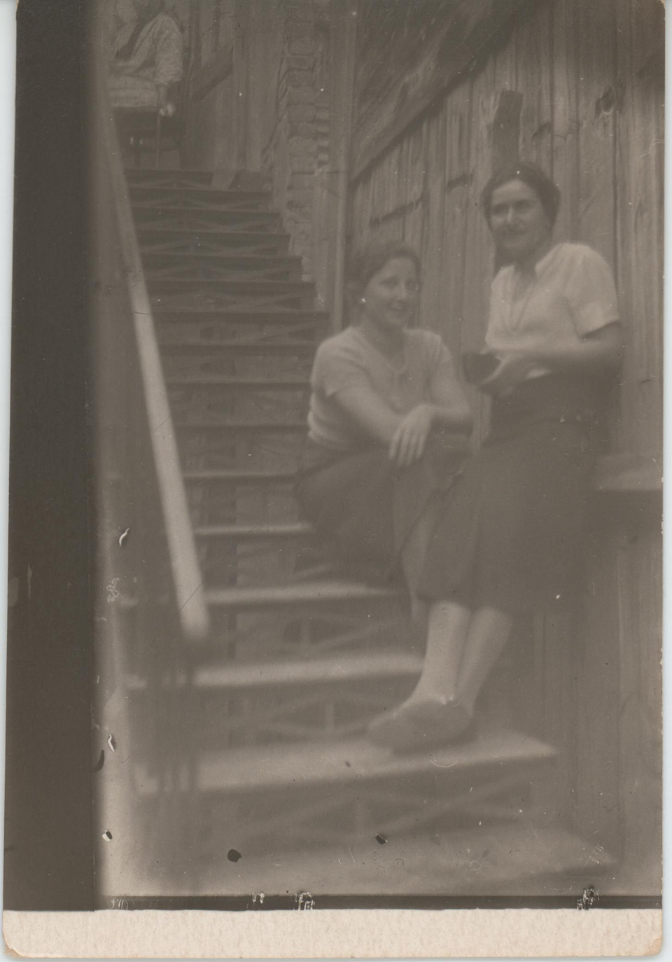 Фотография. Чимишкиан Мадлен и Сесиль Артемьевны. Май 1940 г.