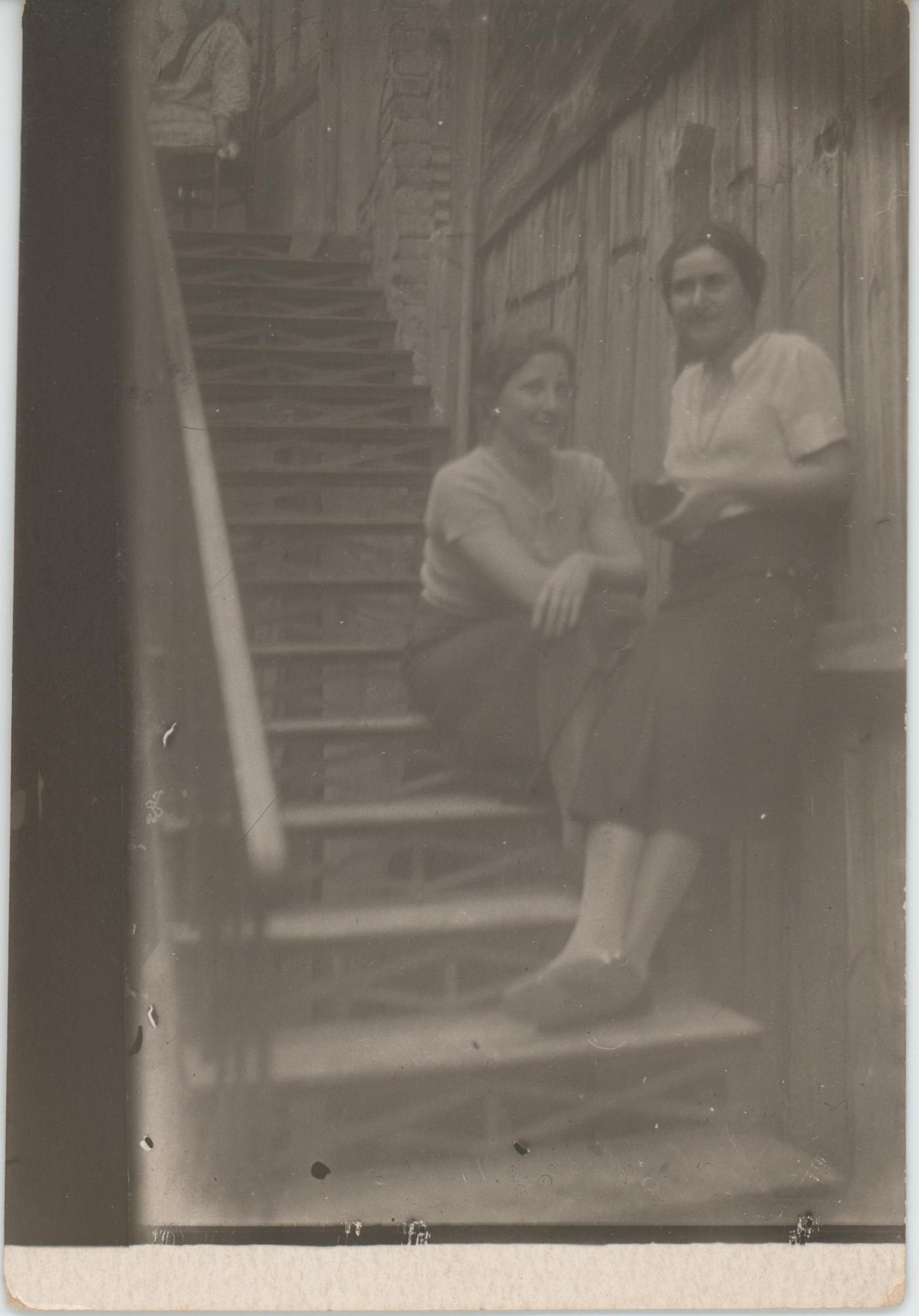 Фотография. Чимишкиан Мадлен и Сесиль Артемьевны. Май 1940 г.