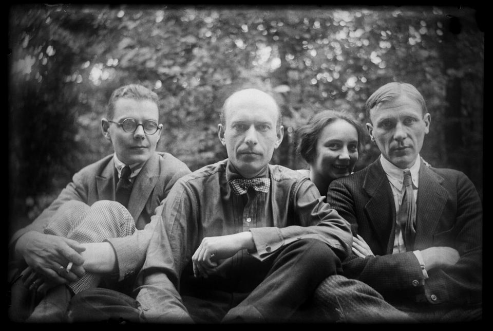 Фотопластинка. Топленинов Сергей Сергеевич, Лямин Николай Николаевич, Белозерская-Булгакова Любовь Евгеньевна, Булгаков Михаил Афанасьевич. Принадлежала Белозерской Любови Евгеньевне. Весна-лето 1926 г. Ушакова Н.А.