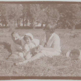 Фотография. Ландсберг Анатолий Ефимович, Кира Анатольевна и Елена Павловна [1927-1928 гг.]
