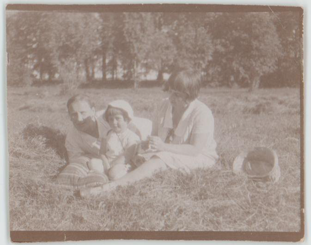 Фотография. Ландсберг Анатолий Ефимович, Кира Анатольевна и Елена Павловна [1927-1928 гг.]