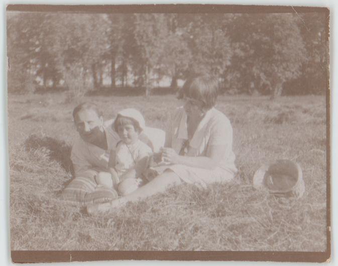 Фотография. Ландсберг Анатолий Ефимович, Кира Анатольевна и Елена Павловна [1927-1928 гг.]